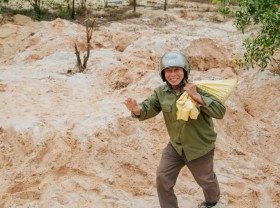 Image: Profession… running after Tet: ‘Taking’ sand to make money