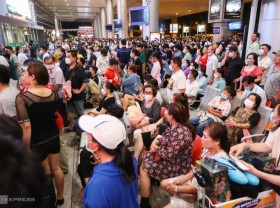 Image: Tan Son Nhat airport is crowded with overseas Vietnamese