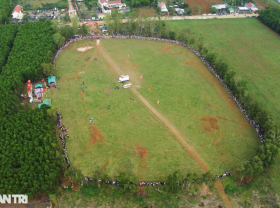 Image: Thousands of people enjoy watching farmers race horses at the Go Thi Thung festival