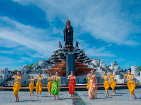 Image: Tourists from all over the world visit Ba Den Mountain Spring Festival
