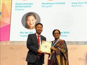Image: Vietnamese doctor honoured for contributions to blindness prevention in Asia-Pacific