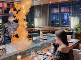 Image: Catching a series of luxury restaurants in Hanoi for a Valentine’s Day “thousands of people dream”