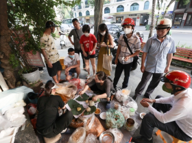 Image: In the heart of the capital, there are street vendors that make many restaurants “envy” because of the crowd