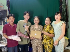 Image: “Order explosion” continuously asked her 87-year-old grandmother to be a photo model for online sales