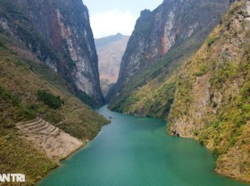 Image: Busy tourists sailing across the deepest gorge in Southeast Asia in Ha Giang