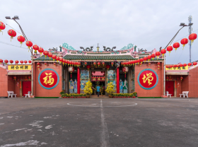 Image: Hundreds of bright red lanterns inside the famous Soc Trang pagoda