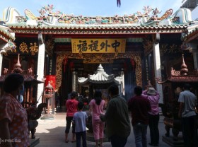 Image: Line up to pass the horse statue for good luck