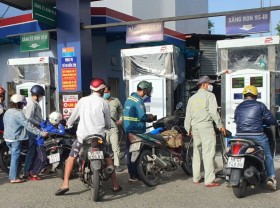 Image: Gasoline prices inch down