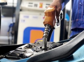 Image: Gasoline rises, diesel falls