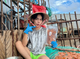 Image: The 20-year-old guy put his grandmother on TikTok and suddenly became famous, seizing the opportunity to open a shrimp cake brand after 3 days selling nearly 3 tons of cakes.