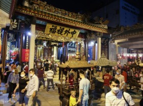 Image: The custom of borrowing luck in a hundred-year-old temple in Saigon