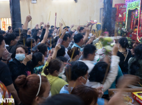 Image: Thousands of people overnight visit Ba Thien Hau pagoda in Binh Duong