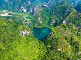 Image: ﻿A majestic heart-shaped lake