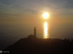 Image: Welcoming the sunrise at Mui Dien