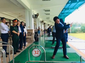 Image: HCMC receives first golf tourists