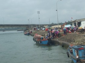 Image: Two large harbors in central Vietnam face closure