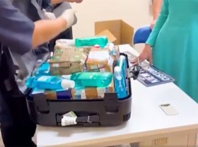 Image: Four flight attendants transporting illicit drugs freed from police custody