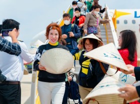 Image: S.Koreans come to Khanh Hoa on chartered flight