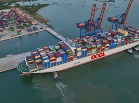 Image: World’s largest container ship arrives in Ba Ria-Vung Tau