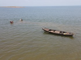 Image: Catching sand goby on Tri An lake