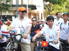 Image: Cycling tour held in HCMC to mark 50th year of Vietnam-Netherlands ties