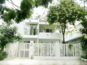 Image: Not a penthouse or a duplex, this is the “gut” of Vietnamese artists: An area of ​​thousands of square meters, with a “4-sided” apartment of natural wood, separate from the hustle and bustle of the city.