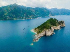Image: Hon Nua Island - A small blue dinosaur sleeping off the coast of Phu Yen