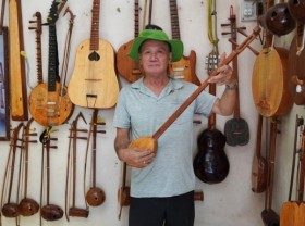 Image: Artists make musical instruments from coconut trees