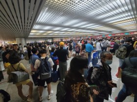 Image: Tan Son Nhat airport installs passport scanning system