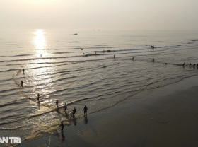 Image: The group of people “exercising” on the beach also brought back dozens of kilograms of fresh squid
