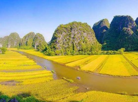 Image: Vietnam: Admire the outstanding scenery of Trang An Landscape Complex