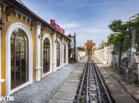Image: A cafe with a 360-degree view, located close to the new train line, appeared at Long Bien station