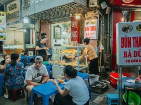 Image: Bun thang shop sells 500 bowls every night
