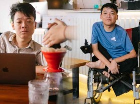 Image: Sitting in a wheelchair, the 8X guy still earns hundreds of millions/month, runs the whole company
