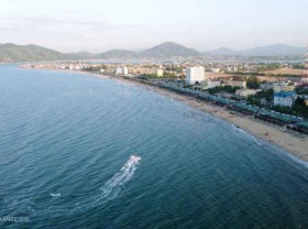Image: Thien Cam beach attracts visitors on hot days