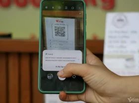 Image: Visitors enjoy the experience of cashless payment in Da Nang