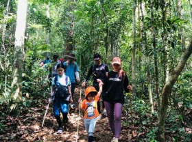 Image: Young families renew their summer vacation by trekking Luu Ly waterfall near HCMC