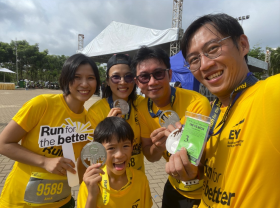 Image: EY Vietnam organized a running race for 1,200 people