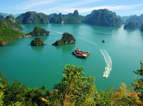 Image: Ecstatic before the "masterpiece" of the New World Natural Heritage: Ha Long Bay - Cat Ba archipelago