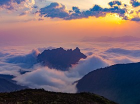 Image: Discovering a climbing spot with a special name more than 400km from Hanoi, tourists commented, "Not everyone can go."