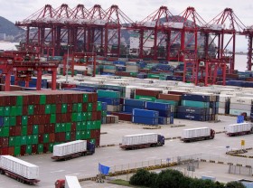 Image: WTO cuts global trade growth forecast by half