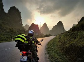 Image: The slope is known as the most challenging in Ha Giang, Vietnam; the scene below is considered "miniature Switzerland"