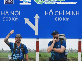 Image: Two foreign teachers complete 2,000km walking journey across Vietnam
