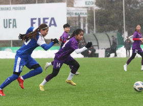 Image: U20 Vietnam Women's National Football Team Draws Uzbekistan Under Snow Rain