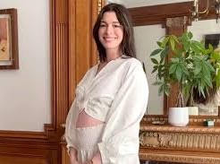 Image: Anne Hathaway Announces She's Expecting Baby No. 3