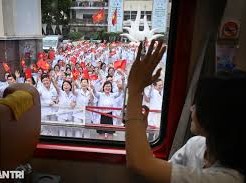 Image: First Train Transports 500 Doctors to Bạch Mai Hospital in Ninh Bình