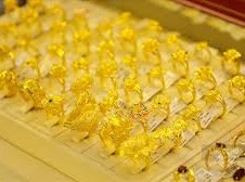 Image: Gold Prices Face Pressure, Marking Strongest Monthly Decline in Nearly a Year