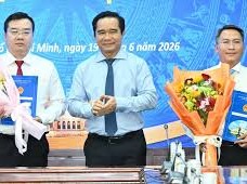 Image: Ho Chi Minh City's Chairman Nguyen Van Duoc Awards Decisions to Officials