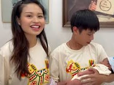 Image: Lê Lộc Celebrates Daughter's First Month with Gifts and Love