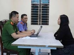 Image: Three Arrested for Throwing Waste at Clothing Store in Nghe An